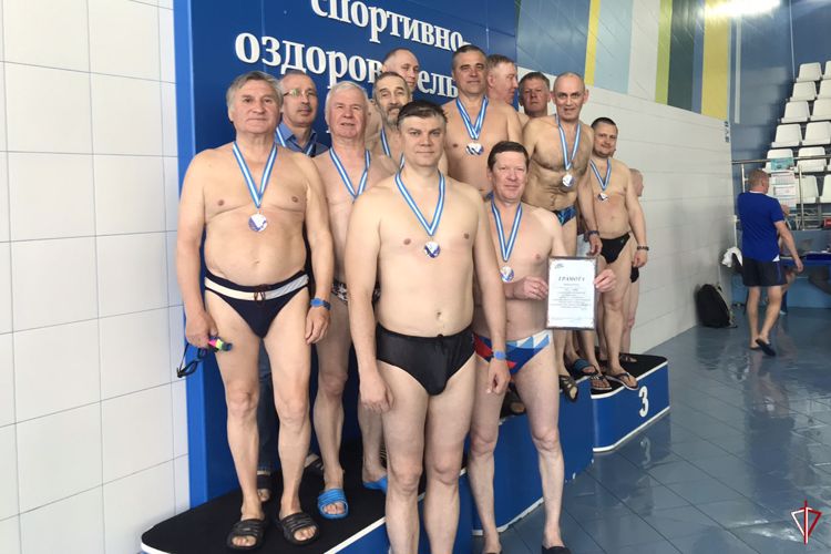 В Удмуртии ветераны Росгвардии приняли участие в соревнованиях по плаванию