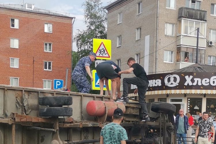 В Удмуртии сотрудник Росгвардии оказал помощь пострадавшему в ДТП водителю