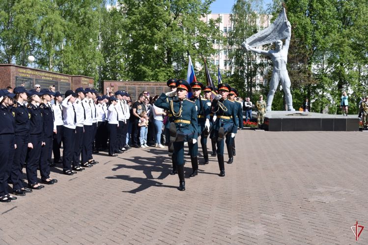 Военнослужащий Росгвардии принял участие в торжественном мероприятии для курсантов колледжа в Удмуртии