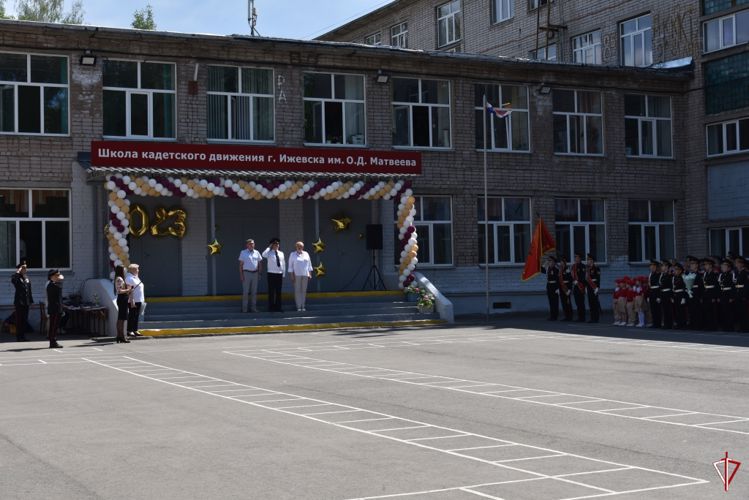 В Удмуртии для выпускников кадетской школы, названной именем действующего сотрудника Росгвардии, прозвенел последний звонок