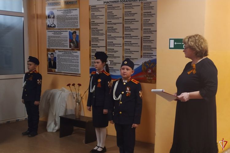 В Удмуртии сотрудники Росгвардии приняли участие в открытии доски памяти в подшефной школе