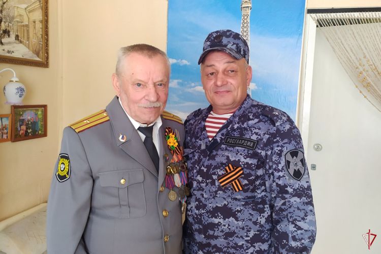 В Удмуртии сотрудник Росгвардии поздравил с Днем Победы ветерана войск правопорядка, пережившего в детстве заточение в «Лагере смерти»