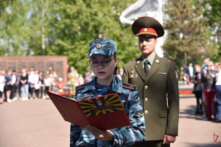 Военнослужащий Росгвардии принял участие в торжественном мероприятии для курсантов колледжа в Удмуртии