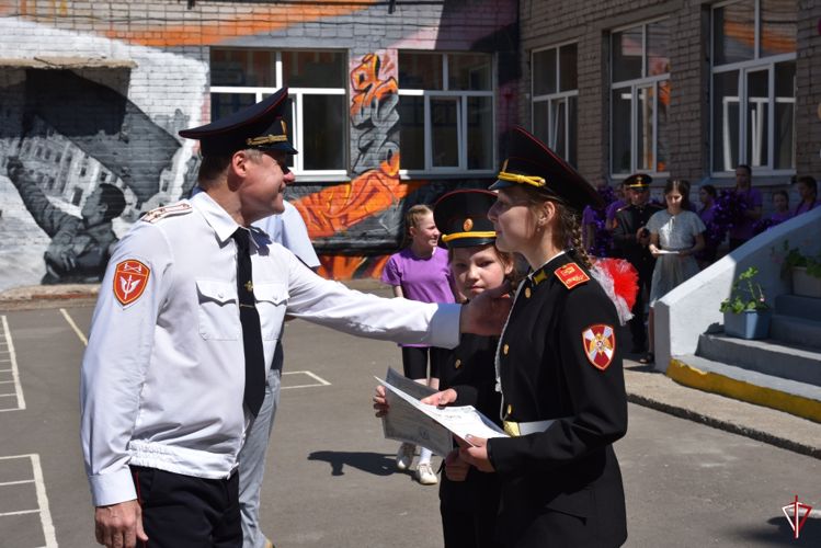 В Удмуртии для выпускников кадетской школы, названной именем действующего сотрудника Росгвардии, прозвенел последний звонок