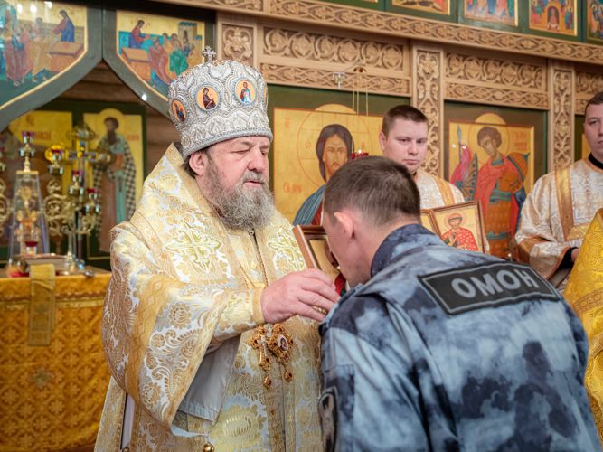 Митрополит Ижевский и Удмуртский Викторин совершил божественную литургию в храме на территории ОМОН «Барс» Росгвардии