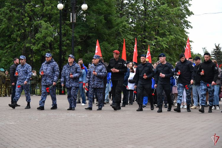 В Удмуртии росгвардейцы зажгли свечи в память о погибших в годы Великой Отечественной войны