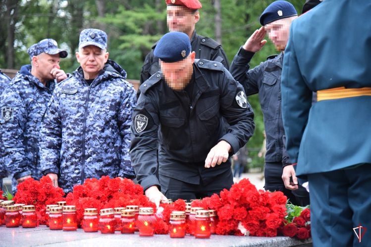 В Удмуртии росгвардейцы зажгли свечи в память о погибших в годы Великой Отечественной войны