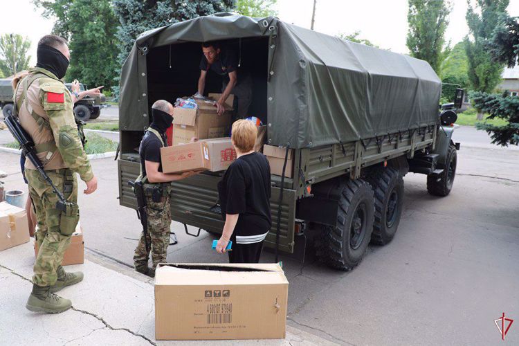 Росгвардейцы обеспечили безопасную доставку гуманитарной помощи жителям ДНР