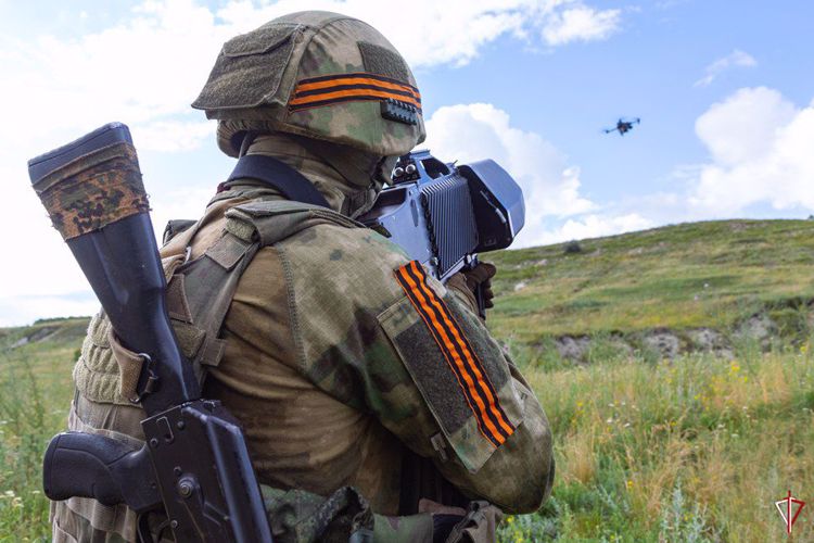 Росгвардейцы перехватывают и приземляют БПЛА противника в ЛНР (видео)