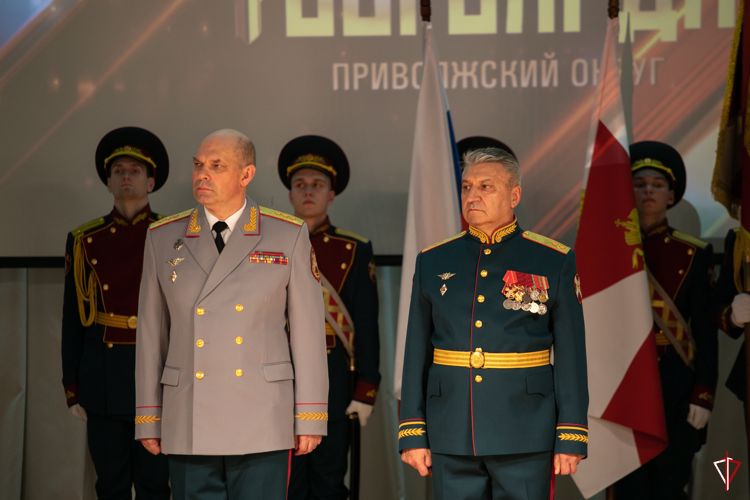 Генерал-полковник Олег Плохой вручил личный штандарт командующего Приволжским округом Росгвардии генерал-лейтенанту Сергею Просянику