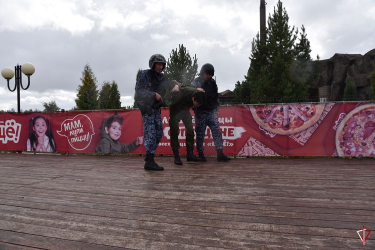 В Удмуртии сотрудники Росгвардии приняли участие в акции «Безопасное детство»