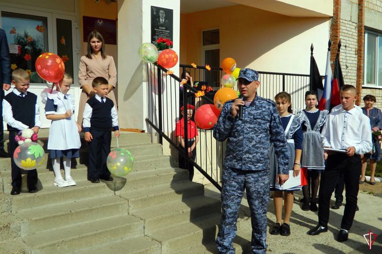 В Удмуртии росгвардейцы поздравили учеников подшефных школ с Днем знаний
