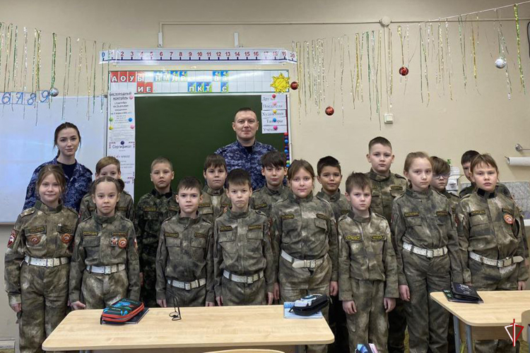 В Удмуртии сотрудники Росгвардии провели урок мужества в подшефной школе