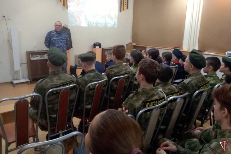 Сотрудник Росгвардии рассказал ижевским школьникам о Конституции Российской Федерации