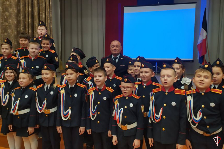 В Уве сотрудник Росгвардии принял участие в торжественной церемонии вступления школьников в ряды организации «Орлята России»
