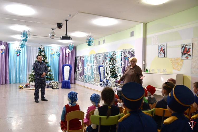 Росгвардейцы  поздравили с новым годом воспитанников социально-реабилитационного центра в Удмуртии