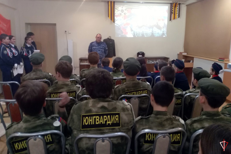Сотрудник Росгвардии рассказал ижевским школьникам о Конституции Российской Федерации