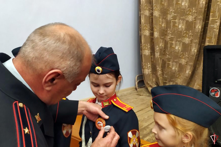 В Уве сотрудник Росгвардии принял участие в торжественной церемонии вступления школьников в ряды организации «Орлята России»