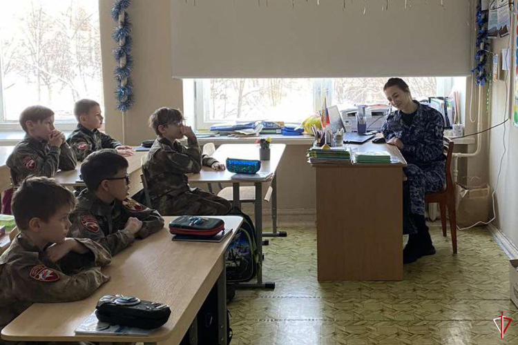 В Удмуртии сотрудники Росгвардии провели урок мужества в подшефной школе