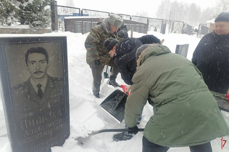 В Удмуртии ветераны Росгвардии почтили память военнослужащих