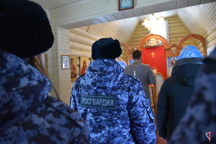 Росгвардейцы приняли участие в богослужении, посвященном празднику Крещения Господня в Удмуртии 