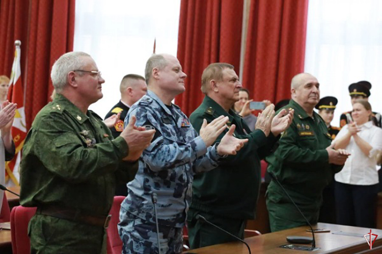 В Удмуртии сотрудники Росгвардии наградили кадет, проявивших себя за годы учёбы