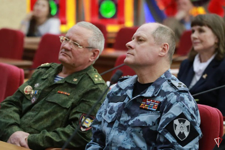 В Удмуртии сотрудники Росгвардии наградили кадет, проявивших себя за годы учёбы