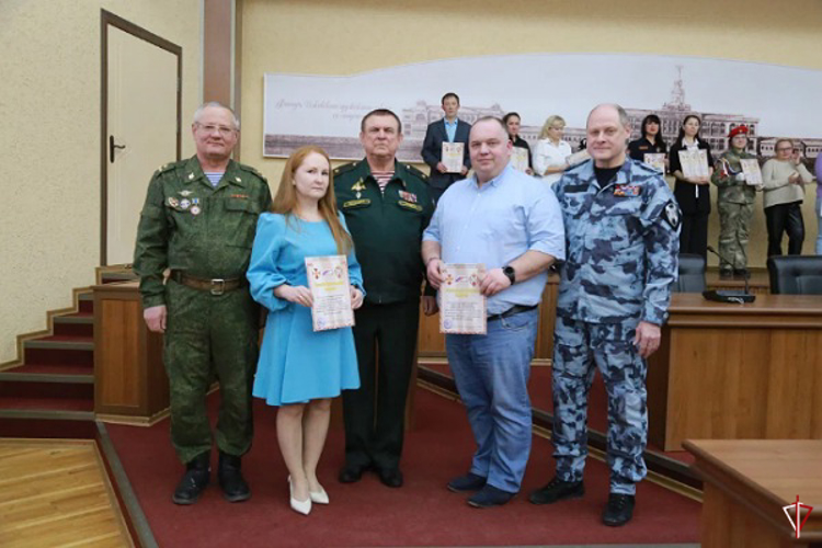 В Удмуртии сотрудники Росгвардии наградили кадет, проявивших себя за годы учёбы