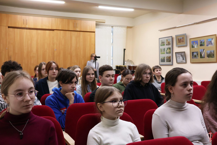 В Удмуртии ветеран Росгвардии провёл Урок мужества для воспитанников школы искусств