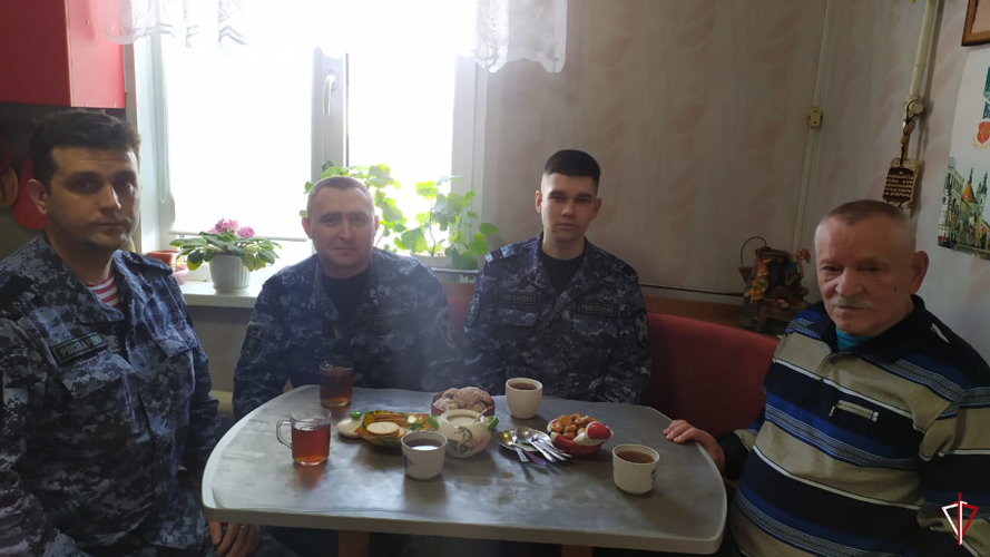 В Удмуртии росгвардейцы поздравили ветерана Великой Отечественной войны с Днём защитника Отечества