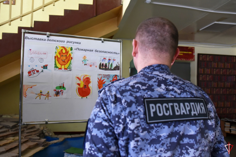 В Удмуртии дети сотрудников Росгвардии приняли участие в выставке рисунков на тему пожарной безопасности
