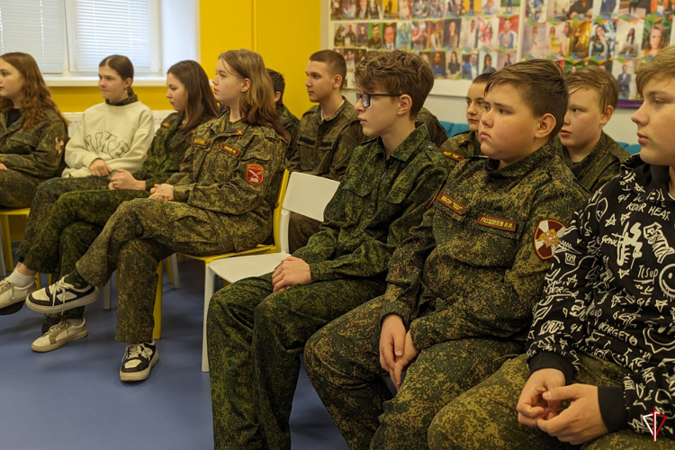В Удмуртии офицер Росгвардии провел урок мужества для кадет подшефной школы