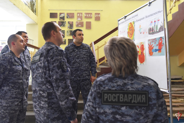 В Удмуртии дети сотрудников Росгвардии приняли участие в выставке рисунков на тему пожарной безопасности