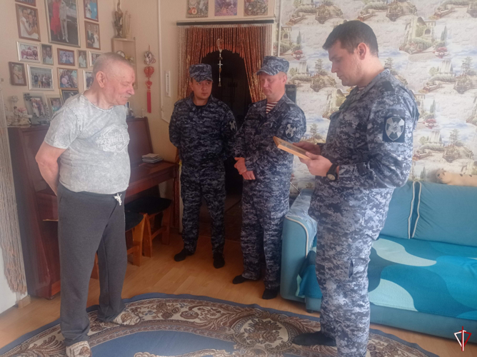 Сотрудники Росгвардии навестили ветерана войск правопорядка, пережившего заточение в «Лагере смерти»
