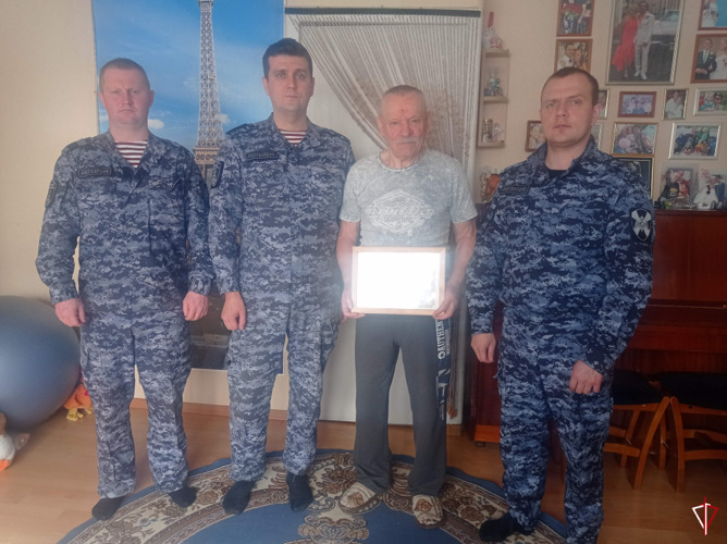 Сотрудники Росгвардии навестили ветерана войск правопорядка, пережившего заточение в «Лагере смерти»