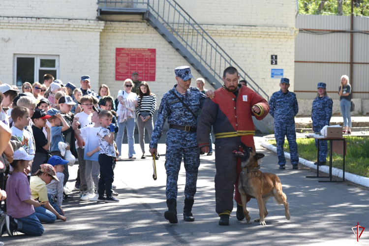 В Удмуртии росгвардейцы организовали праздник, посвящённый дню защиты детей