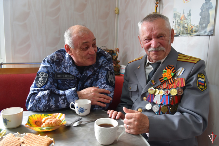 В Удмуртии руководство Управления Росгвардии по Удмуртской Республике поздравило ветерана Великой Отечественной войны с Днём Победы