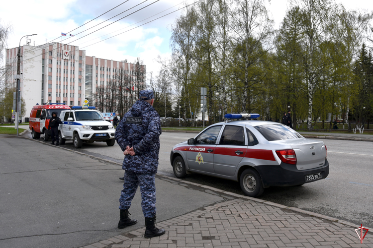 Росгвардейцы приняли участие в обеспечении общественной безопасности во время празднования Дня Победы в Удмуртии