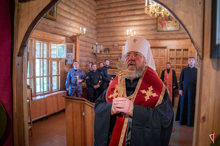 Митрополит Ижевский и Удмуртский Викторин совершил божественную литургию в храме на территории ОМОН «Барс»
