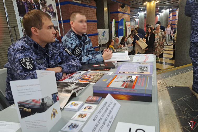 Офицеры Росгвардии приняли участие во Всероссийской ярмарке вакансий
