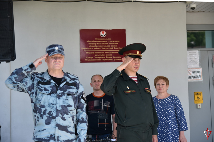 Мемориальную доску погибшему сотруднику Росгвардии открыли в селе Нюрдор-Котья Вавожского района 