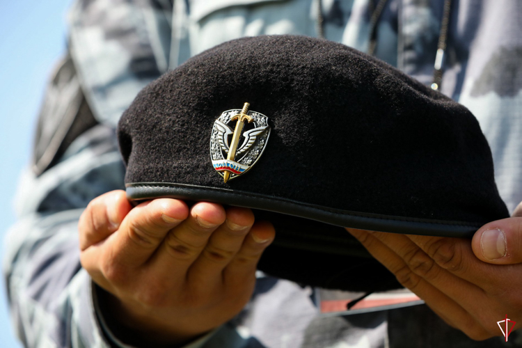 Сотрудники СОБР и ОМОН Росгвардии прошли испытания на право ношения знака отличия полицейского спецназа 