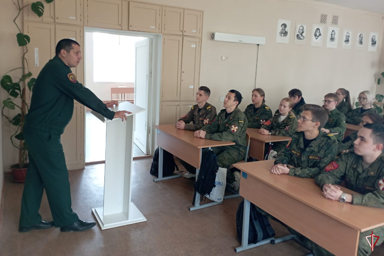 В Удмуртии представители Саратовского военного института Росгвардии провели встречу со старшеклассниками