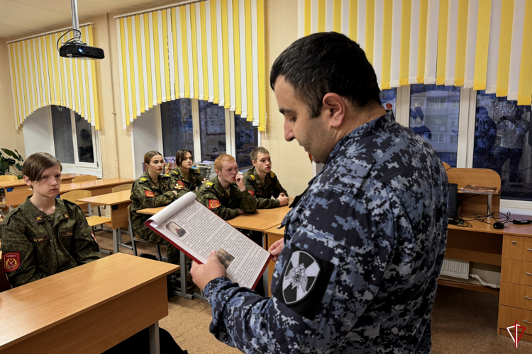 В Удмуртии офицер Росгвардии рассказал школьникам об основателе  российских войск правопорядка генерале Евграфе Комаровском 
