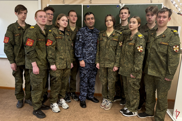 В Удмуртии офицер Росгвардии рассказал школьникам об основателе  российских войск правопорядка генерале Евграфе Комаровском 