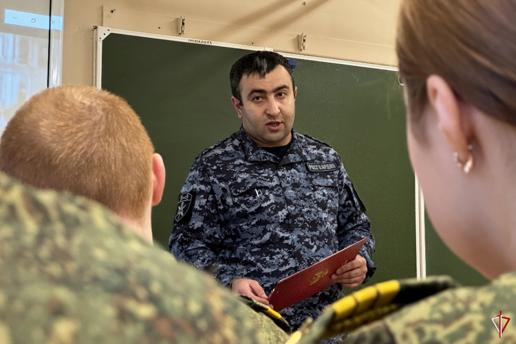 В Удмуртии офицер Росгвардии рассказал школьникам об основателе  российских войск правопорядка генерале Евграфе Комаровском 