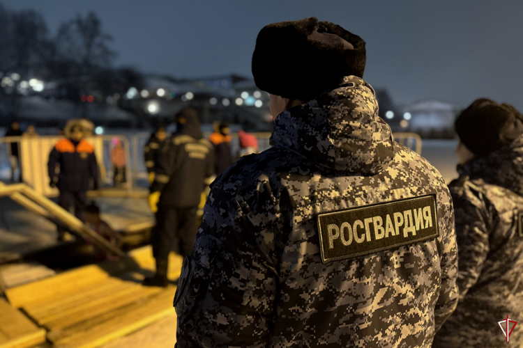 Сотрудники Росгвардии приняли участие в обеспечении общественной безопасности во время празднования Крещения Господня в Удмуртии