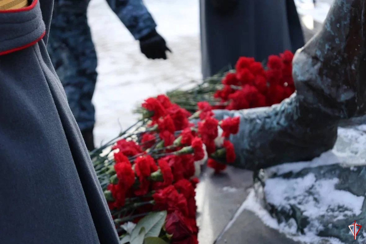 Руководство Управления Росгвардии по Удмуртской Республике приняло участие в церемонии возложения цветов к памятнику воину-интернационалисту