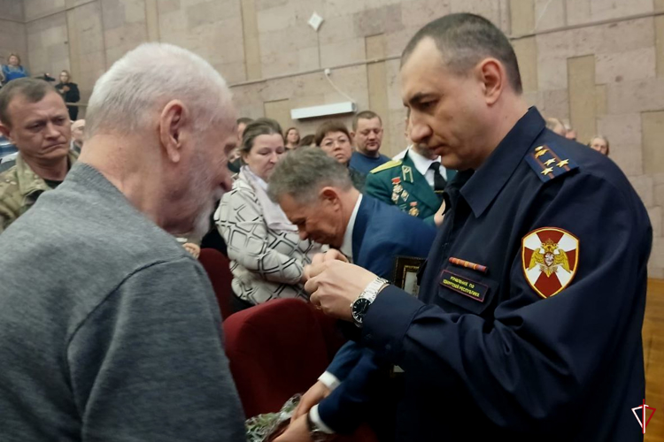 В Удмуртии заместитель начальника территориального Управления Росгвардии вручил  ветерану войск правопорядка медаль к 80-летию Победы