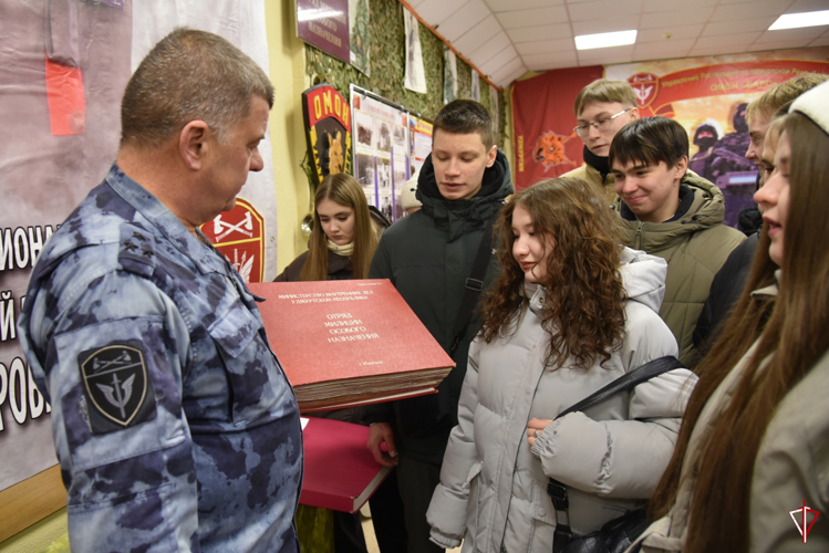 Ижевские студенты побывали в гостях у сотрудников ОМОН Росгвардии